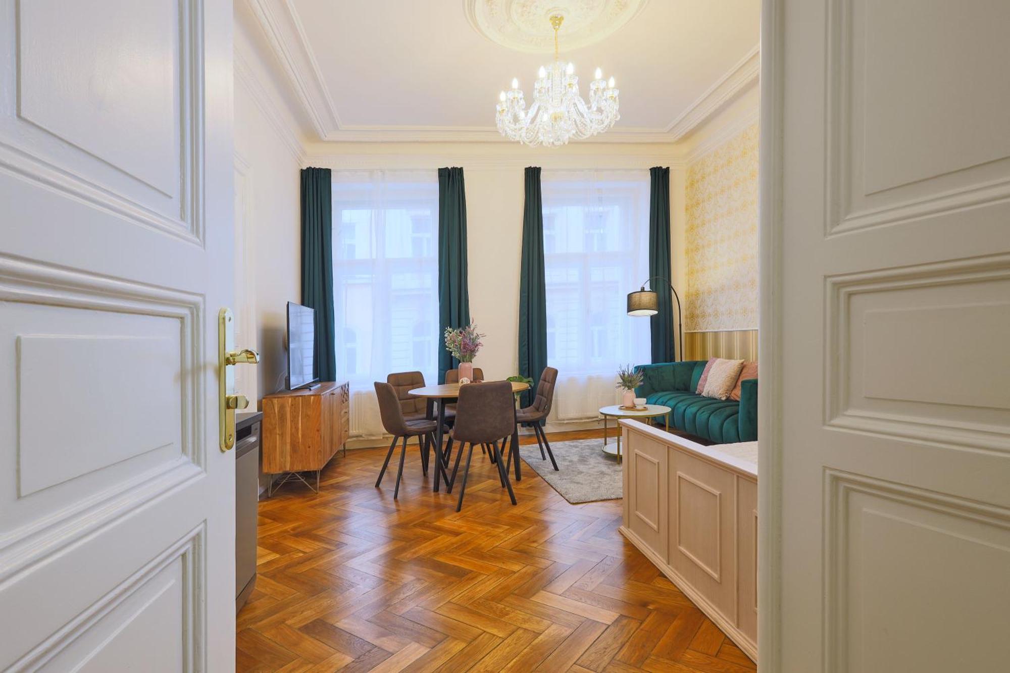 National Theatre Elegance Apartahotel *