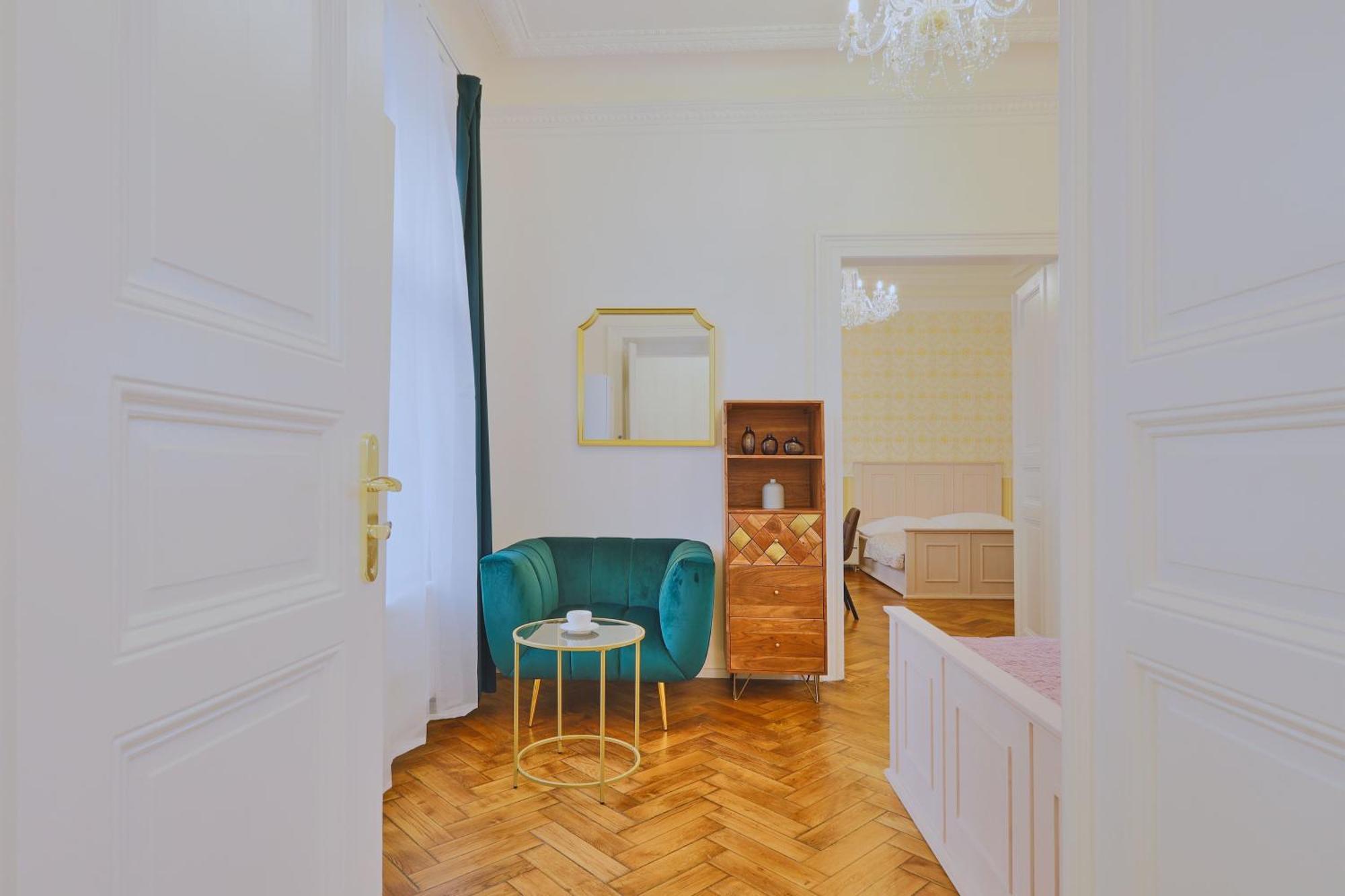National Theatre Elegance Apartahotel